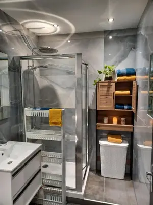 Salle de bains dans l'établissement Le RENDEZ VOUS DE L'ETE