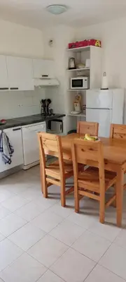 Cuisine ou kitchenette dans l'établissement Location appartement les pieds dans l'eau, Résidence Aqua Linda à Poggio-Mezzana