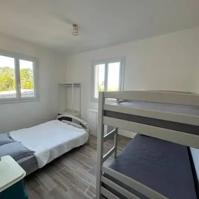 Un ou plusieurs lits dans un hébergement de l'établissement Appartement entre mer et montagne avec beau jardin