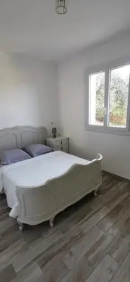 Un ou plusieurs lits dans un hébergement de l'établissement Appartement entre mer et montagne avec beau jardin