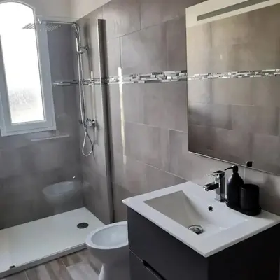 Salle de bains dans l'établissement Appartement entre mer et montagne avec beau jardin