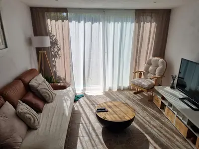 Télévision ou salle de divertissement dans l'établissement Villa les pieds dans l'eau résidence calme