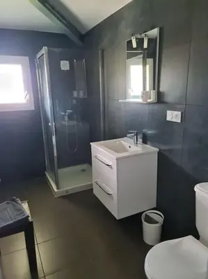 Salle de bains dans l'établissement Appartement de détente et vue sur montagnes