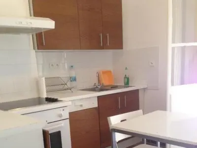 Cuisine ou kitchenette dans l'établissement Appartement Kalliste