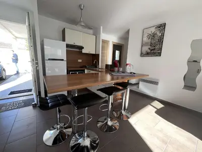 Cuisine ou kitchenette dans l'établissement Appartement jardin à deux pas de la mer Classé 3 étoiles