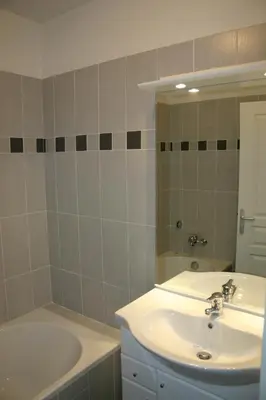 Salle de bains dans l'établissement Très beau T3 dans résidence avec piscine à 5 min à pied de la plage et commerces