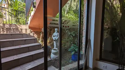 Jardin de l'établissement Le Porto T3 55m2 vue mer immeuble traditionnel en pierre de taille avec prestations exceptionnelles barbecue ordinateur vidéosurveillance terrasse panoramique