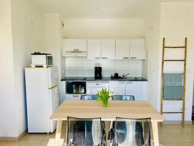 Cuisine ou kitchenette dans l'établissement Rez de Jardin Piscine et Plage