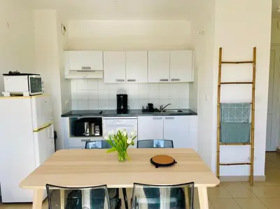 Cuisine ou kitchenette dans l'établissement Rez de Jardin Piscine et Plage