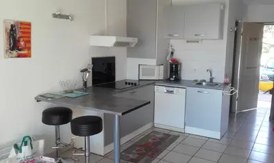 Cuisine ou kitchenette dans l'établissement Haute Corse. Studio 4 pers .Plage Piscine. Cervione Prunete .