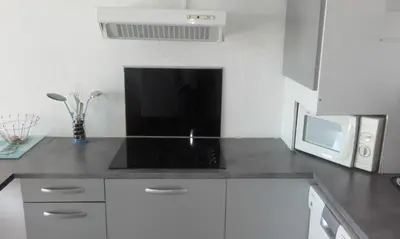 Cuisine ou kitchenette dans l'établissement Haute Corse. Studio 4 pers .Plage Piscine. Cervione Prunete .