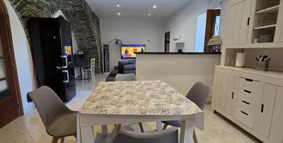 Cuisine ou kitchenette dans l'établissement Charmante Maison de village, Proche Aéroport
