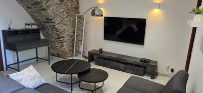 Télévision ou salle de divertissement dans l'établissement Charmante Maison de village, Proche Aéroport