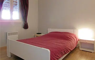 Un ou plusieurs lits dans un hébergement de l'établissement Beautiful Home In Venzolasca With Wifi