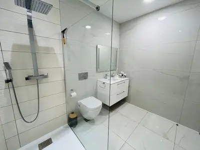 Salle de bains dans l'établissement Villa Climatisée avec Piscine partagée , Terrasse et Parking