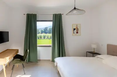 Un ou plusieurs lits dans un hébergement de l'établissement Villa avec piscine