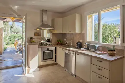 Cuisine ou kitchenette dans l'établissement Maisonnette une chambre 