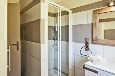 Salle de bains dans l'établissement Maisonnette 