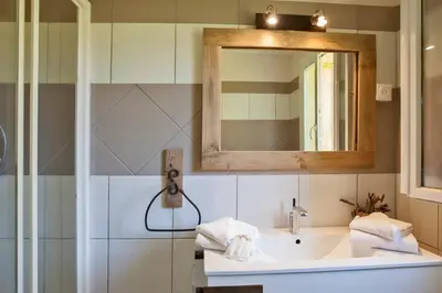 Salle de bains dans l'établissement Maisonnette 