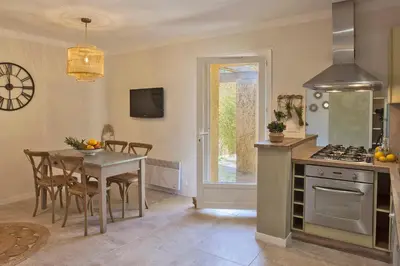 Cuisine ou kitchenette dans l'établissement Maisonnette 