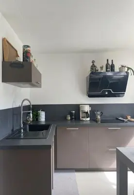 Cuisine ou kitchenette dans l'établissement Maison familiale charmante