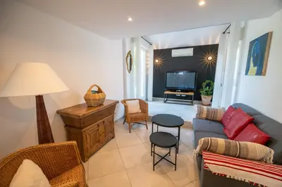 Télévision ou salle de divertissement dans l'établissement Superbe T3 en villa , entree sud de bastia ( Furiani )
