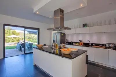 Cuisine ou kitchenette dans l'établissement VILLA KIM SISCU a 300m de la plage