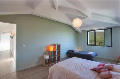 Un ou plusieurs lits dans un hébergement de l'établissement VILLA KIM SISCU a 300m de la plage