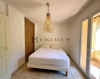 Un ou plusieurs lits dans un hébergement de l'établissement Appartement Manuro Paisible & vue mer CALVI