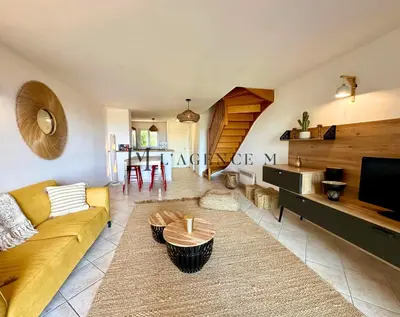 Coin salon dans l'établissement Appartement Manuro Paisible & vue mer CALVI