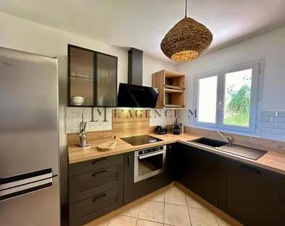 Cuisine ou kitchenette dans l'établissement Appartement Manuro Paisible & vue mer CALVI