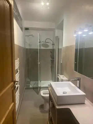 Salle de bains dans l'établissement T2 4ème étage Bastia marché