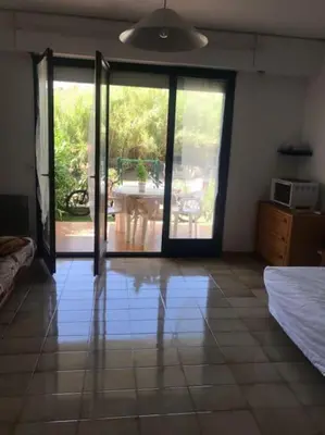 Un ou plusieurs lits dans un hébergement de l'établissement Grand Studio rez de jardin avec parking à 5 min à pieds de la mer et commerces