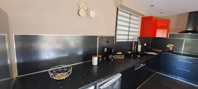 Cuisine ou kitchenette dans l'établissement Maison de vacances avec piscine proche mer et montagne