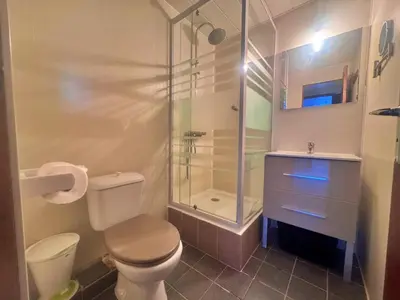 Salle de bains dans l'établissement Les pieds dans l'eau T2 E