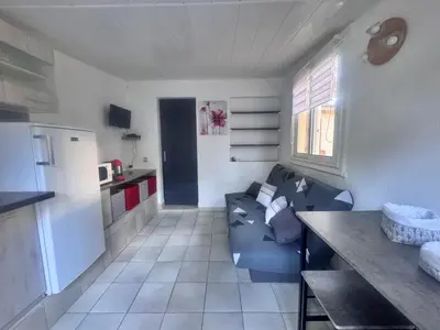 Cuisine ou kitchenette dans l'établissement Les pieds dans l'eau T2 E
