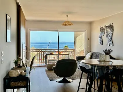 Vue générale sur la mer ou vue sur la mer prise depuis l'appartement