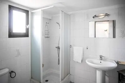 Salle de bains dans l'établissement Bas de villa, Haute-Corse, vue montagne, 5min des plages