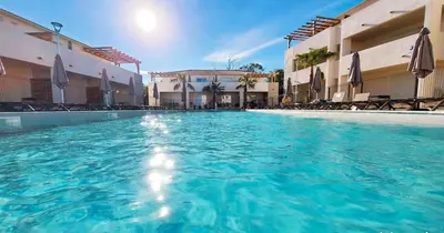 Piscine de l'établissement Bravone 74- piscine en résidence-clim-wifi-pieds dans l'eau ou située à proximité