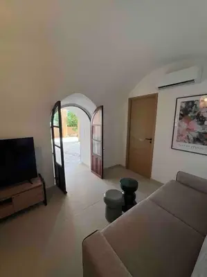 Télévision ou salle de divertissement dans l'établissement Authentique appartement vue montagnes avec grand patio et jacuzzi chauffé