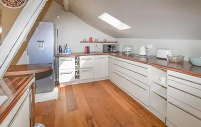 Cuisine ou kitchenette dans l'établissement Beautiful Apartment In Bastia