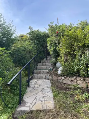 Jardin de l'établissement logement de charme en bord de plage