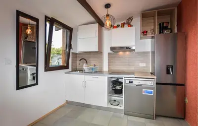 Cuisine ou kitchenette dans l'établissement Awesome Home In Prunete With Wifi