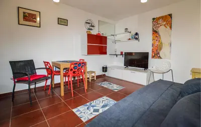 Télévision ou salle de divertissement dans l'établissement Awesome Home In Prunete With Wifi