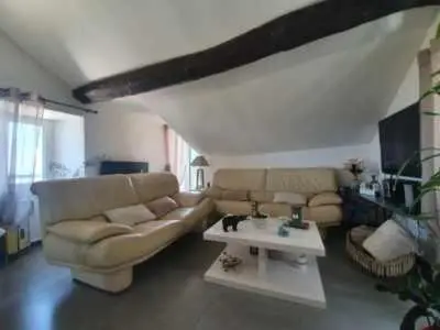 Coin salon dans l'établissement Petit duplex atypique