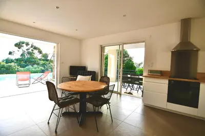 Cuisine ou kitchenette dans l'établissement Appartement 60m2 avec piscine privée dans villa