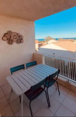 Balcon ou terrasse dans l'établissement Charmant T2 rénové avec vue mer