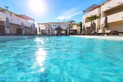Piscine de l'établissement Studio 2 personnes vue mer et pieds dans l'eau ou située à proximité