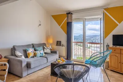 Vue générale sur la montagne ou vue sur la montagne depuis l'appartement