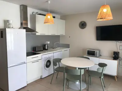 Cuisine ou kitchenette dans l'établissement Appartement bord de mer T4 marina di bravonne N5-6